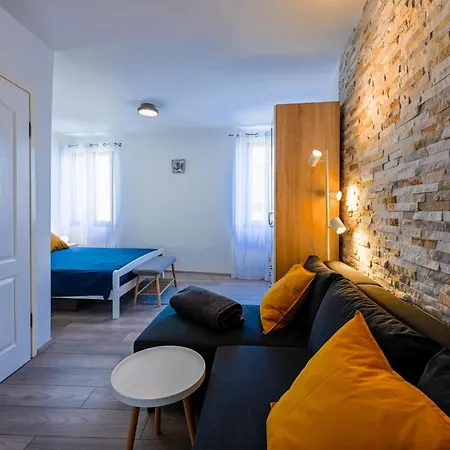 Апартаменты Old Town Modern And Sunny Ровинь